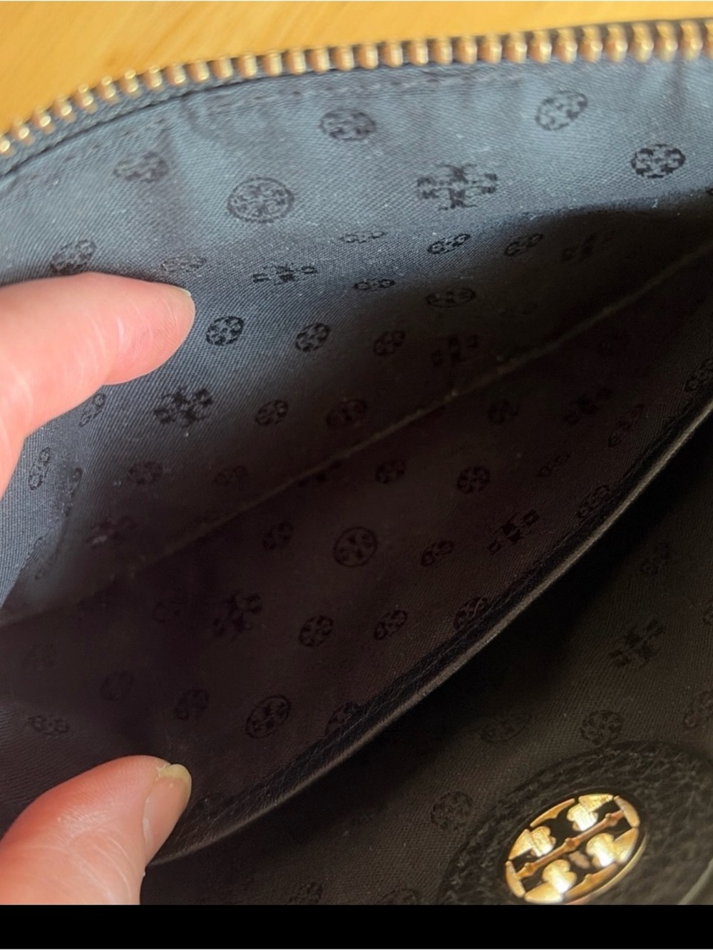 Tory Burch Robinson Black Leather Convertible Crossbody Clutch Bag - Picture 10 of 16